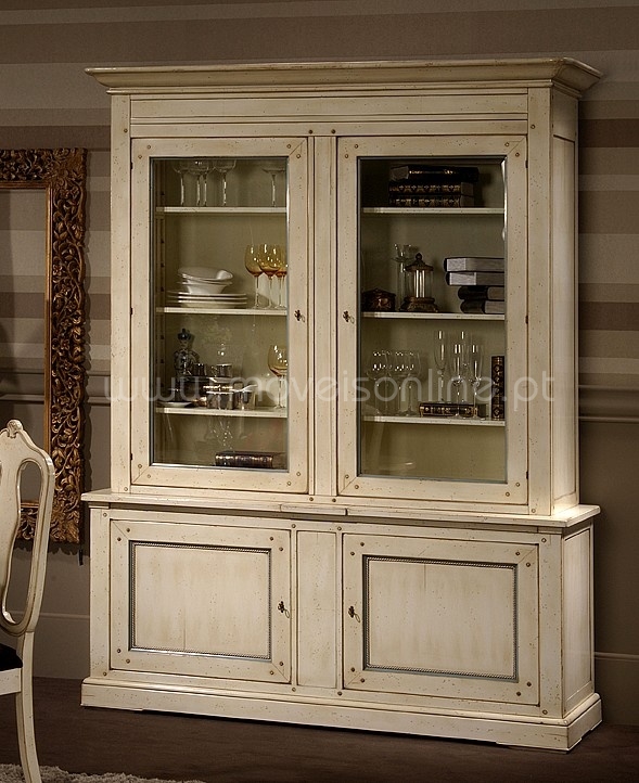A vitrine Elisée 4P é o lugar ideal para guardar os seus objetos mais preciosos de forma segura e elegante!