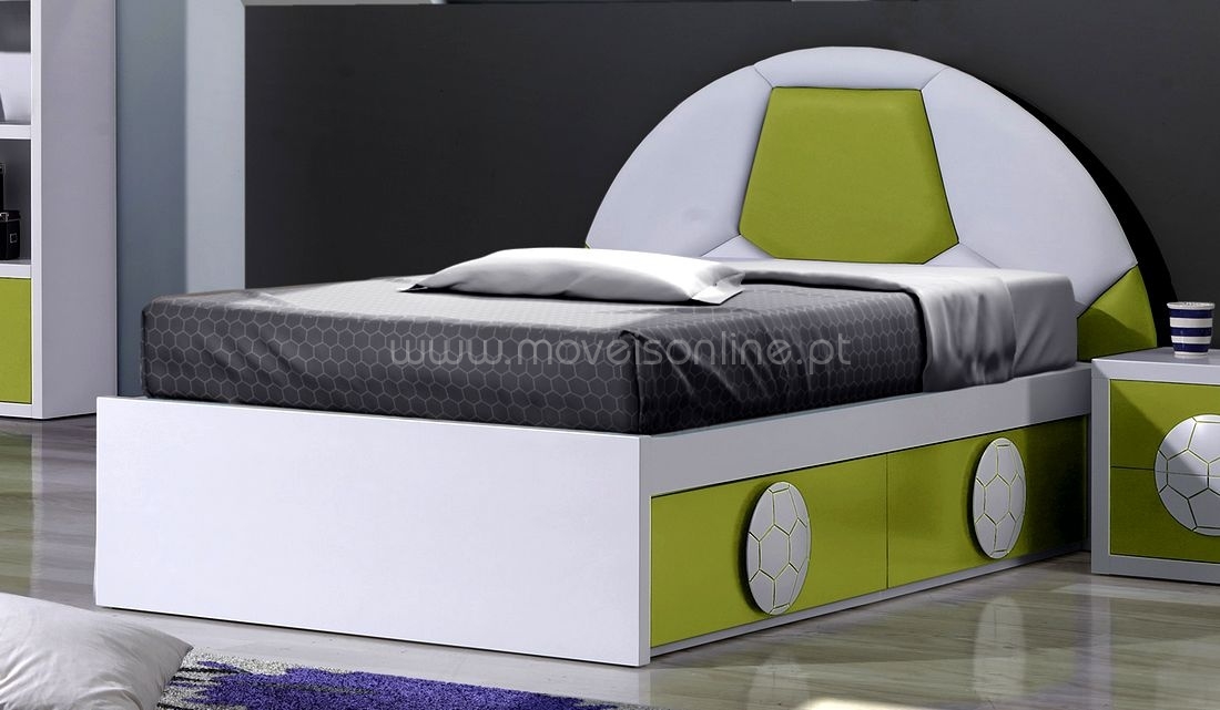 A cama Eusébio 1 é a companhia perfeita para momentos de descanso e relaxamento. Com seu design moderno e estrutura resistente, ela será uma grande adição à sua casa!