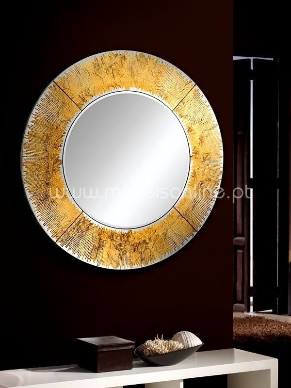 A beleza de uma Aurora está refletida neste espelho, um símbolo de brilho e luz.