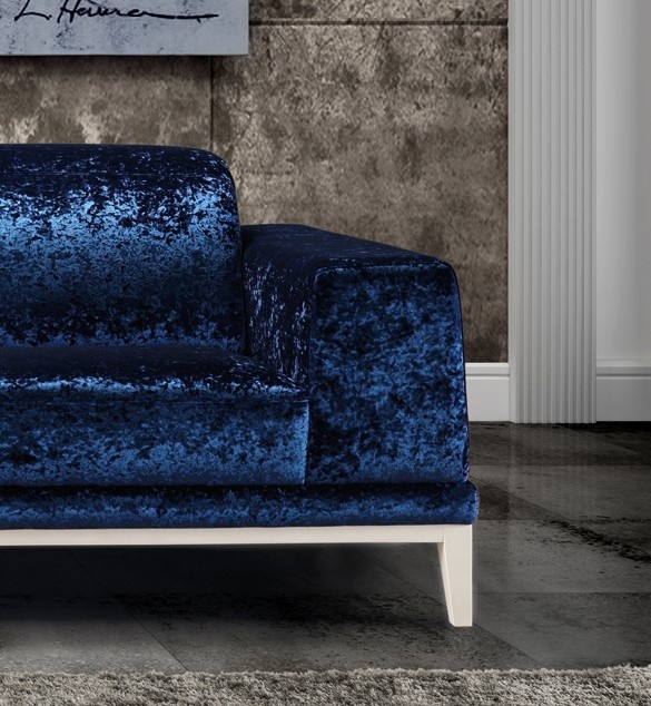 O sofá Vitoria é a escolha perfeita para os momentos de relaxamento. Com 2 lugares, é ideal para o seu espaço de lazer e ainda oferece um toque moderno à decoração.
