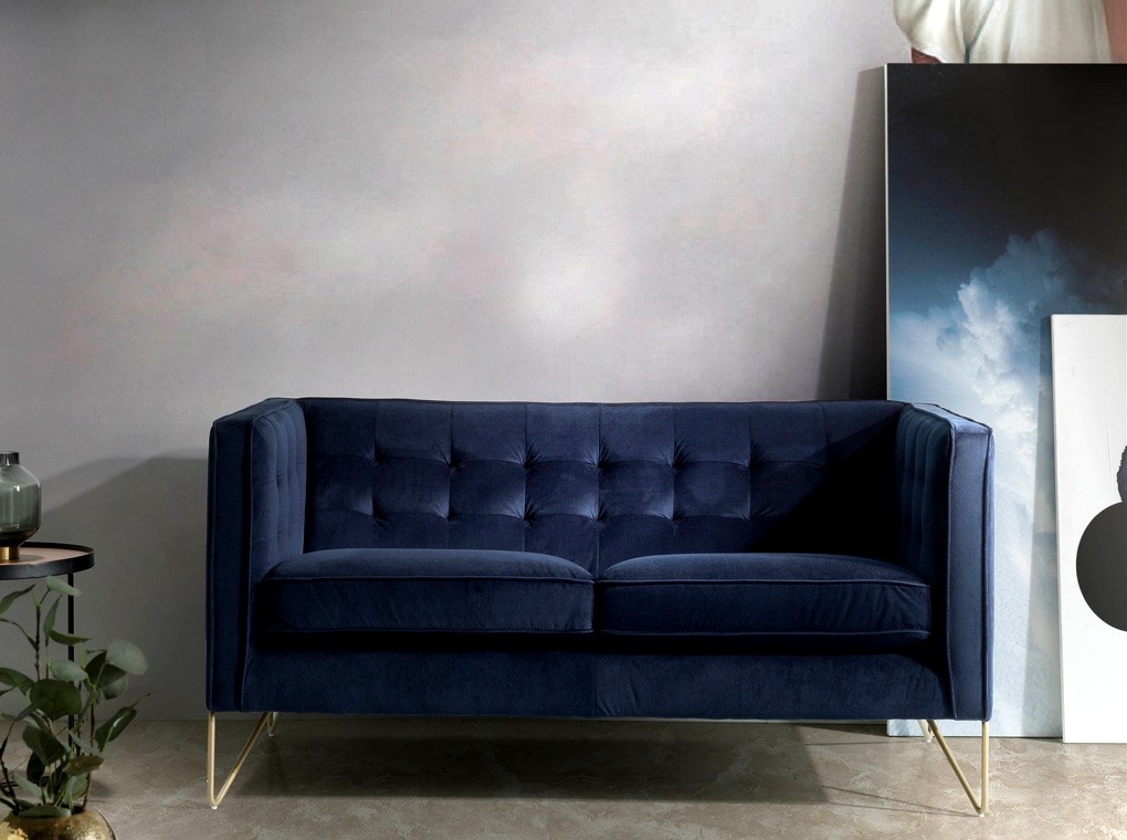 O sofá Carmona é a escolha ideal para os momentos de relaxamento. Com seu design moderno e aconchegante, é perfeito para duas pessoas desfrutarem da melhor forma possível.