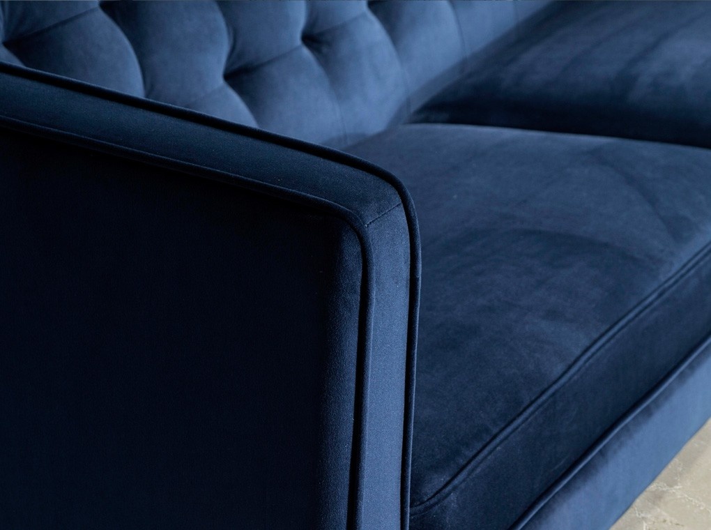 O sofá 3 lugares Carmona é a escolha ideal para quem deseja um ambiente aconchegante e sofisticado.