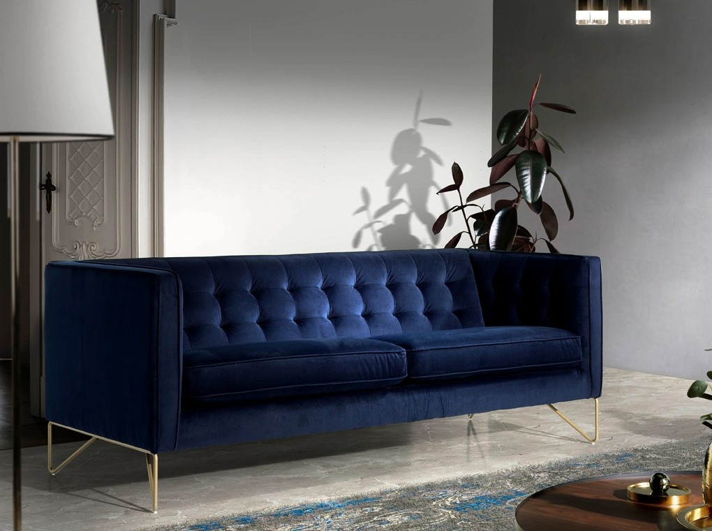 Conforto e design num só lugar. Descubra o sofá 3 lugares Carmona e desfrute de momentos únicos em família.
