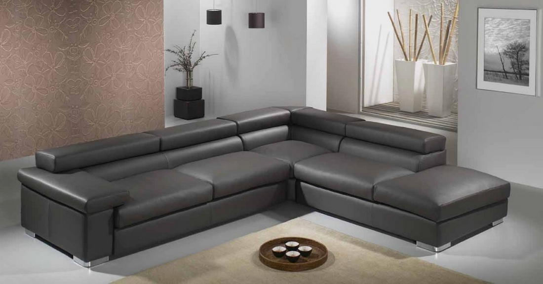 Deixa-te envolver pelo conforto e luxo do nosso sofá de canto Genebra. Um móvel versátil e moderno para o seu lar!