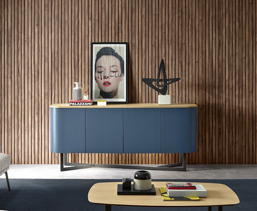 O Aparador Amora 03 é a escolha certa para quem valoriza o design moderno e as linhas clássicas. Esta peça de mobiliário é a solução ideal para os espaços mais exigentes!