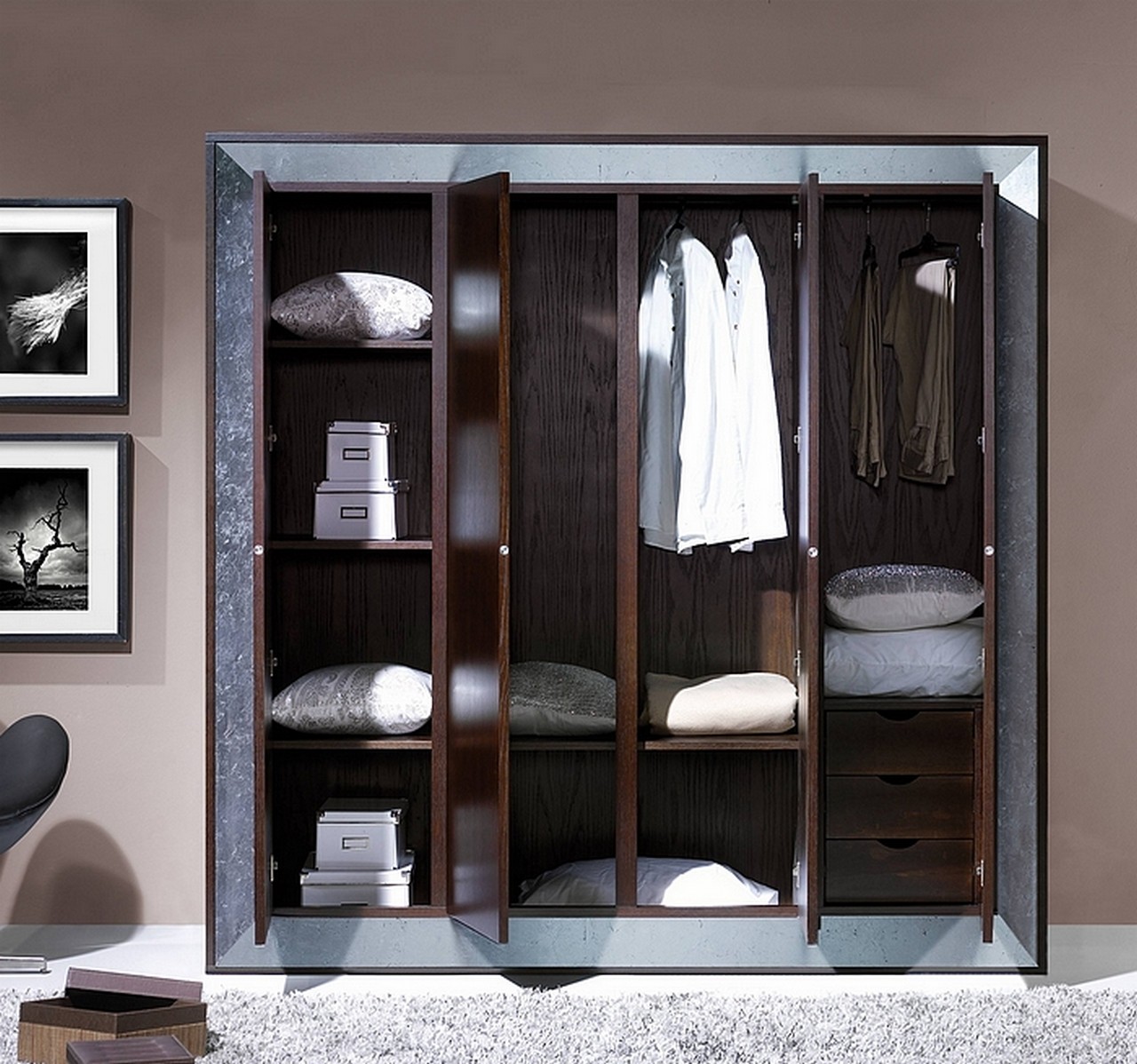 Organize seu guarda-roupa com o roupeiro Silver de 4 portas. Seu design moderno e prático facilita a organização e destaca o estilo da sua casa.