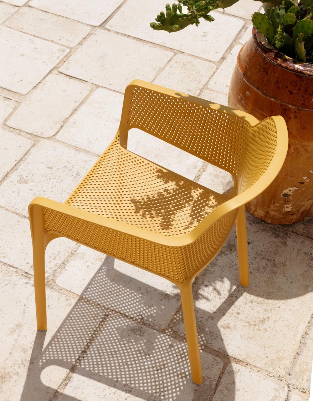 A cadeira Net é a combinação perfeita de beleza e estrutura resistente, para que você tenha todo o conforto e segurança que precisa.