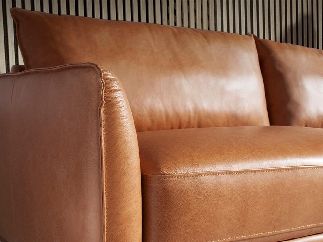 Conforto e estilo em um só lugar. O sofá de 3 lugares Topázio é a escolha perfeita para adicionar charme e personalidade à sua casa.