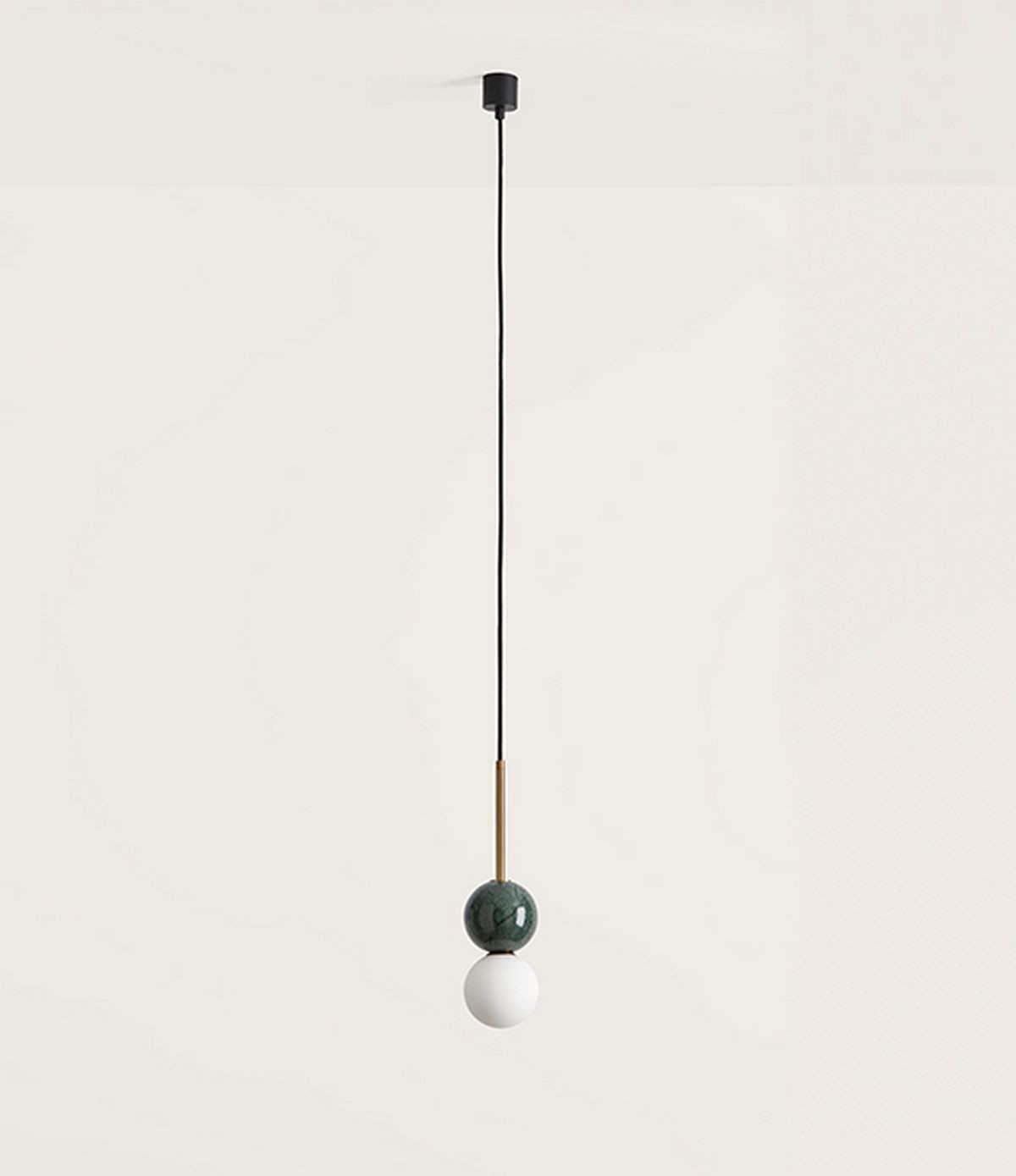 Um candeeiro suspenso Dalt é a forma perfeita de adicionar um toque de elegância e luxo a qualquer sala use-o para criar um ambiente único e aconchegante.