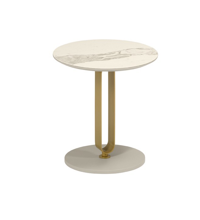 A mesa de apoio Messina é a escolha ideal para adicionar uma nota moderna e elegante à sua decoração. A sua linha sofisticada e simples combina com qualquer estilo de mobiliário