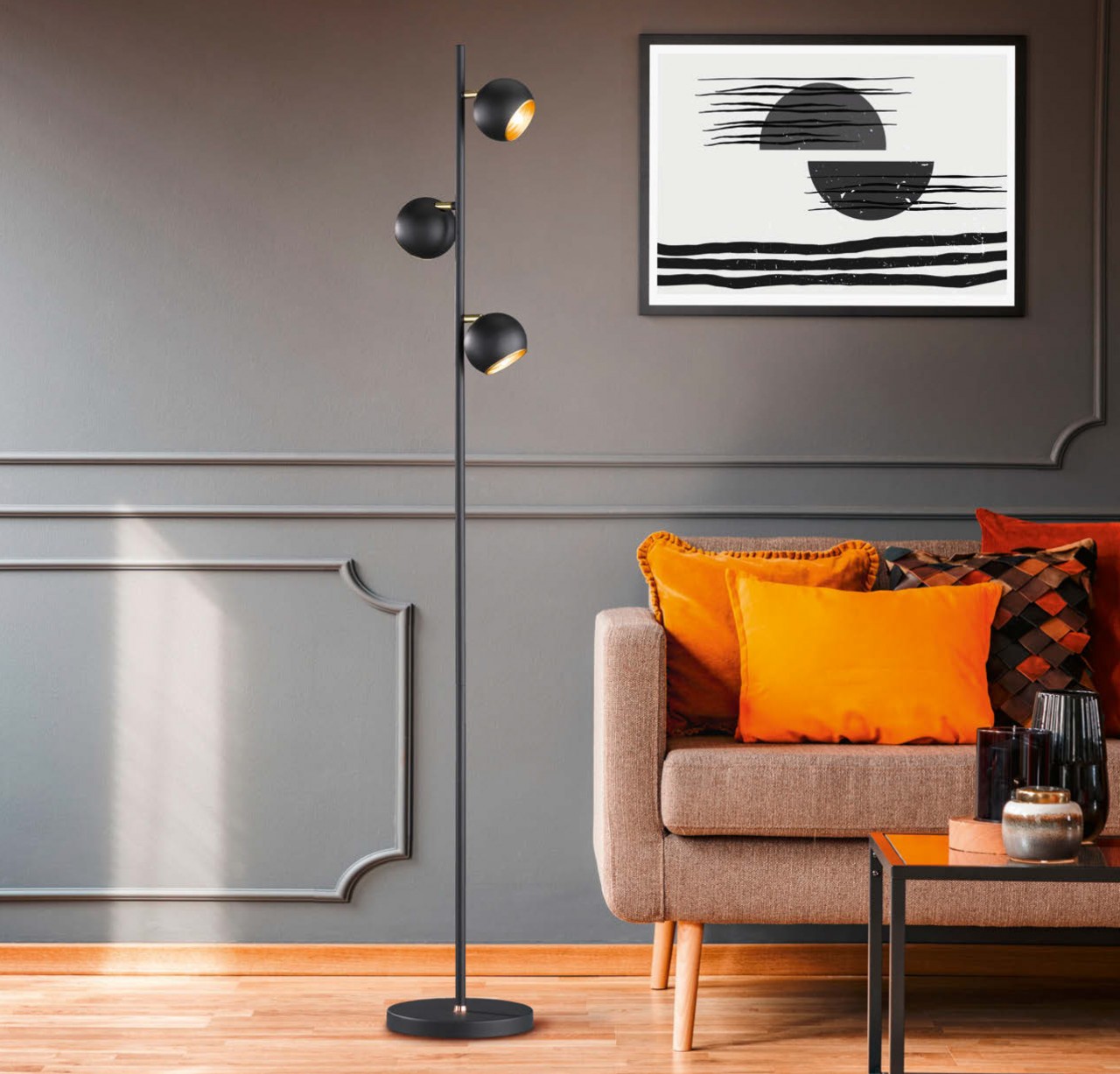 O candeeiro de pé Dakota é a escolha ideal para iluminar o seu espaço com estilo e elegância. Seja na sala de estar, no escritório ou na sua varanda, este candeeiro traz um toque moderno a qualquer ca