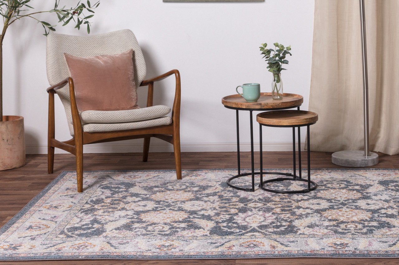 Adicione um toque de natureza à sua casa com este lindo tapete Flores Farah. Seu design colorido e alegre é perfeito para dar vida a qualquer espaço.