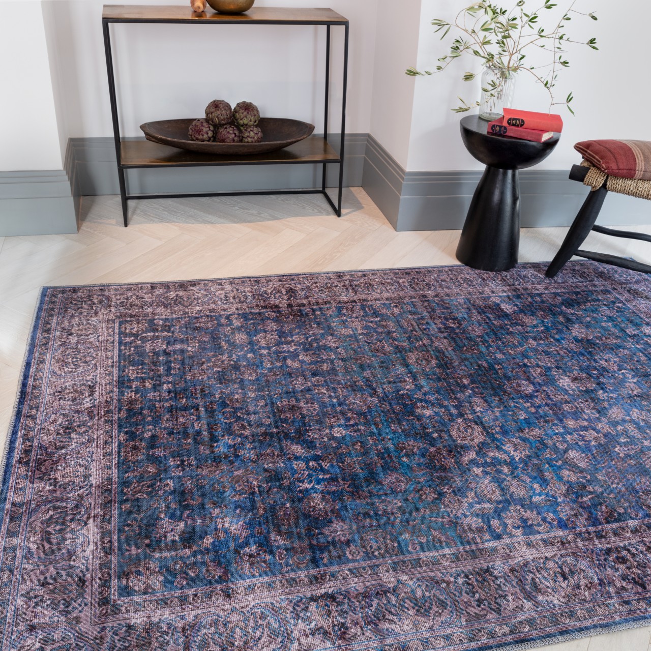 Um tapete Kaya Ava faz de qualquer ambiente um lugar mais aconchegante. Com design moderno e elegante, este tapete se destaca por suas cores vibrantes e textura macia.