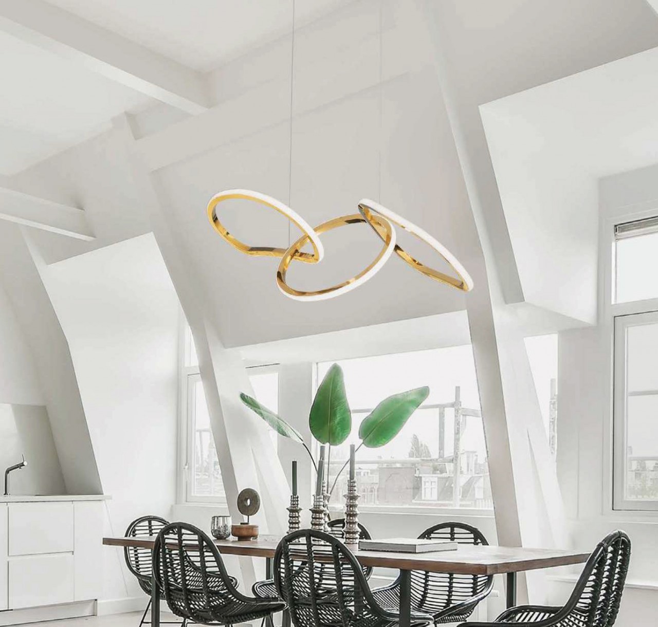 O candeeiro de teto Girish Triple é a escolha ideal para criar uma atmosfera acolhedora e moderna. Seu design elegante e sofisticado em preto e dourado vai certamente destacar qualquer ambiente.