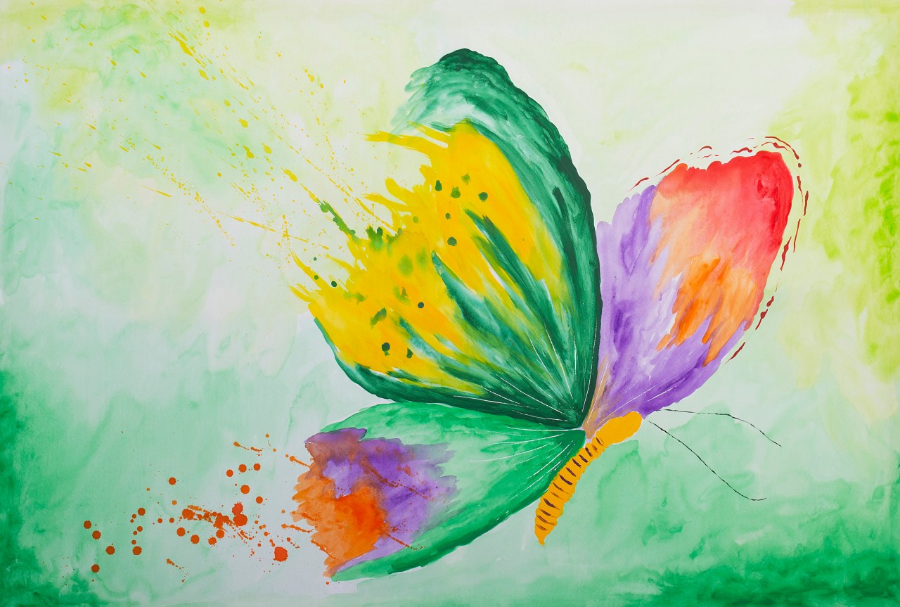 Uma borboleta é uma obra de arte pequena, mágica e verde. Embora seu voo possa ser rápido, esta pintura encanta com sua beleza eternizada.