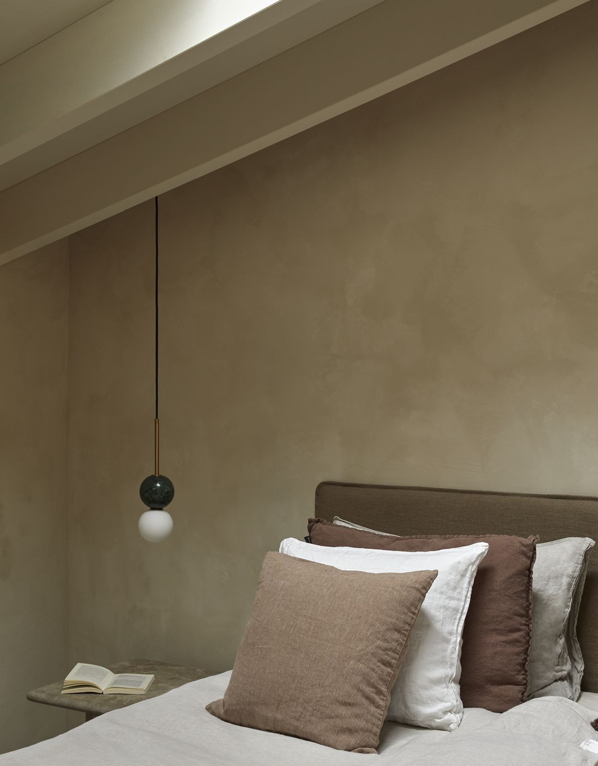 Ilumine sua casa de maneira única e moderna com o candeeiro sspenso Dalt. Seu estilo minimalista dará um toque especial ao seu ambiente!