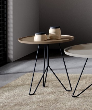 A mesa de apoio Tube é a escolha perfeita para um estilo moderno e minimalista. Deixe a sua sala ou escritório com uma elegância única e sofisticada!