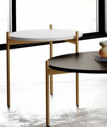A mesa de apoio Frams traz um toque moderno e elegante para qualquer espaço. Sua estrutura minimalista é perfeita para complementar seu ambiente.