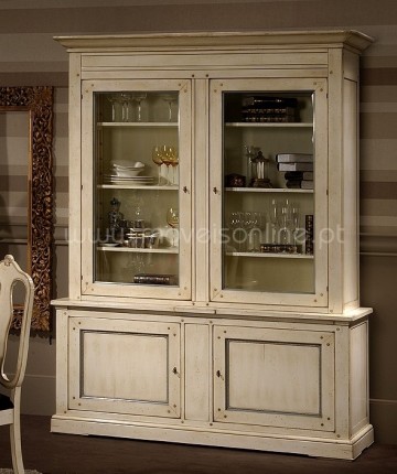 A vitrine Elisée 4P é o lugar ideal para guardar os seus objetos mais preciosos de forma segura e elegante!