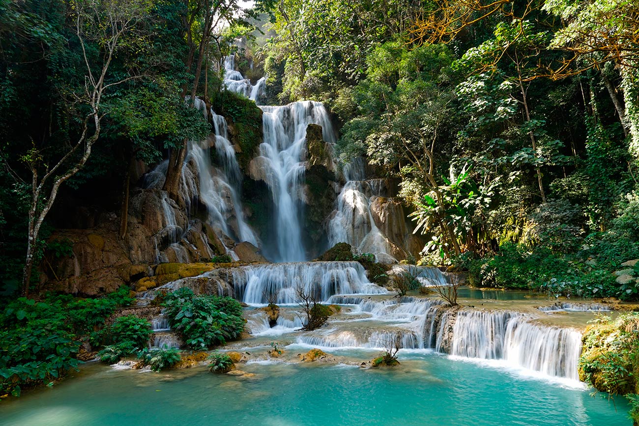 Cachoeira de pintura de paisagem e montanha