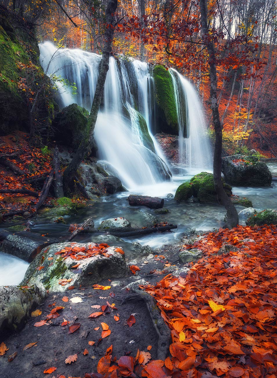 Cachoeira de pintura de paisagem na floresta