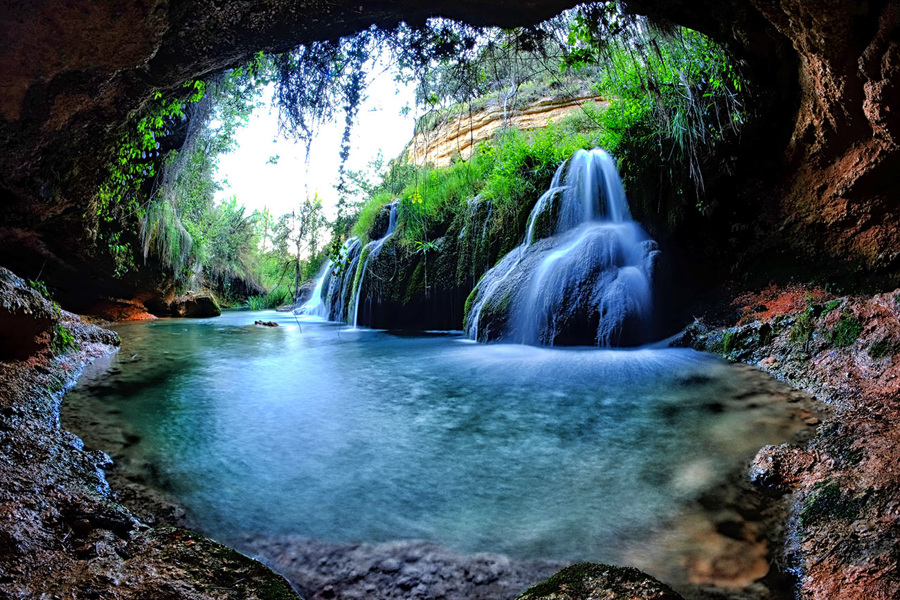 Quadro Caverna de Água na Floresta