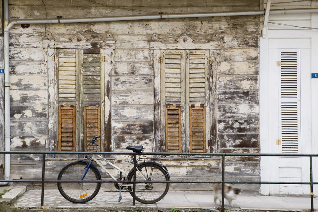 Quadro de bicicleta no portão