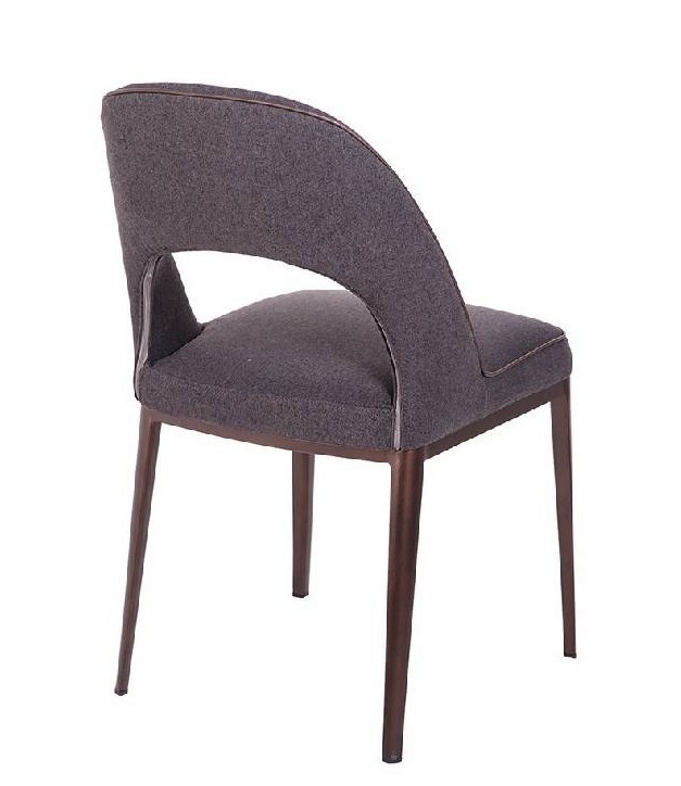 A cadeira lila é a escolha perfeita para aquele toque de cor que falta na sua decoração. Seja atrevida e ousa!