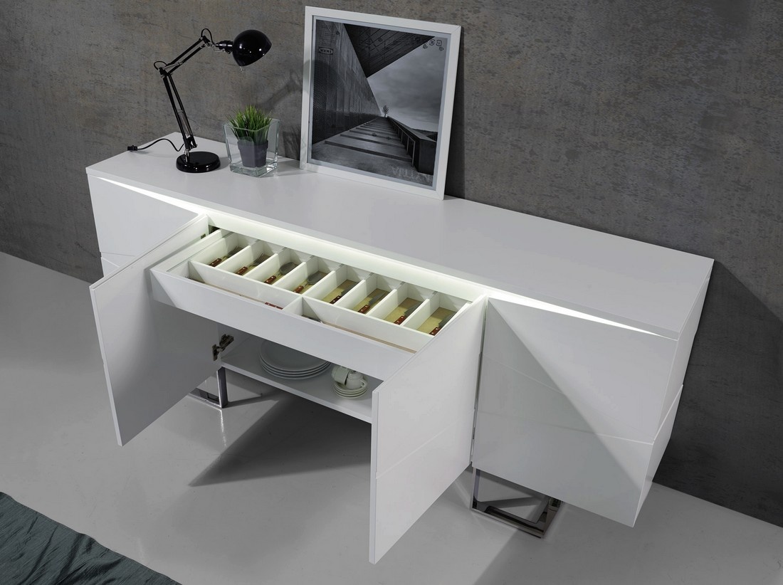 Um aparador branco é a escolha perfeita para adicionar charme e elegância à sua sala. Este modelo moderno e minimalista dará à sua casa um toque de sofisticação.