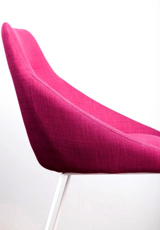 Este cadeirão é a escolha certa para ambientes modernos. Seu acabamento sofisticado e design único tornam-no um artigo indispensável para quem valoriza o conforto e a beleza.