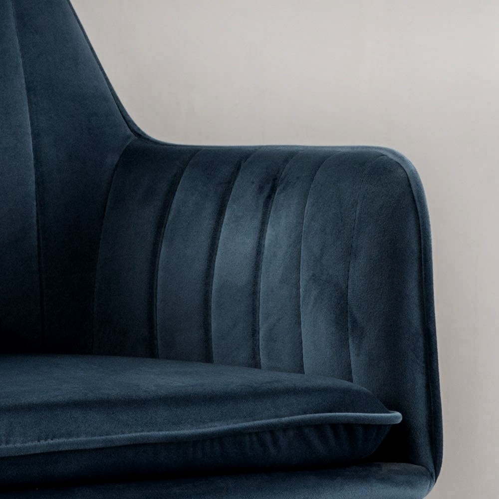 Cadeira de sala é a escolha ideal para adicionar um toque de sofisticação a qualquer espaço. O seu design único e moderno torna-a uma peça versátil e elegante que se adapta às mais variadas estilos.