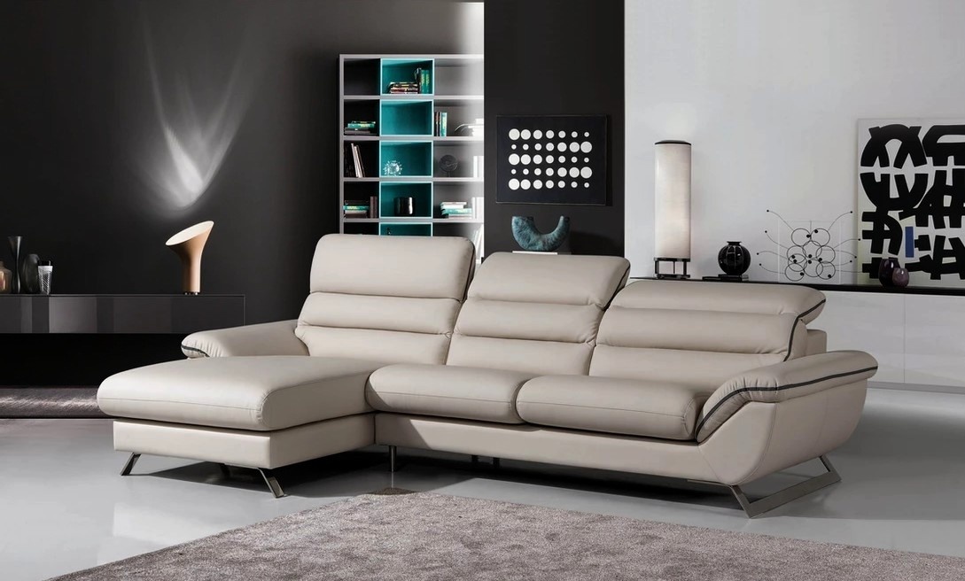 O sofá chaise longue Roma, que une o conforto à elegância, é a escolha perfeita para quem procura um lugar acolhedor para relaxar no fim do dia.