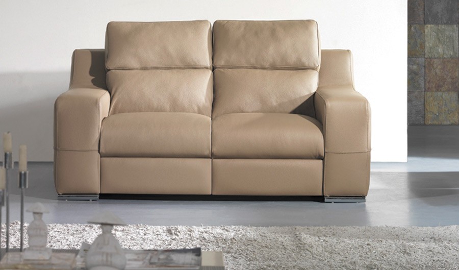 Relaxe e desfrute da comodidade do sofá relax 2 lugares Marie. O seu design moderno e sofisticado vai tornar o seu espaço ainda mais acolhedor!