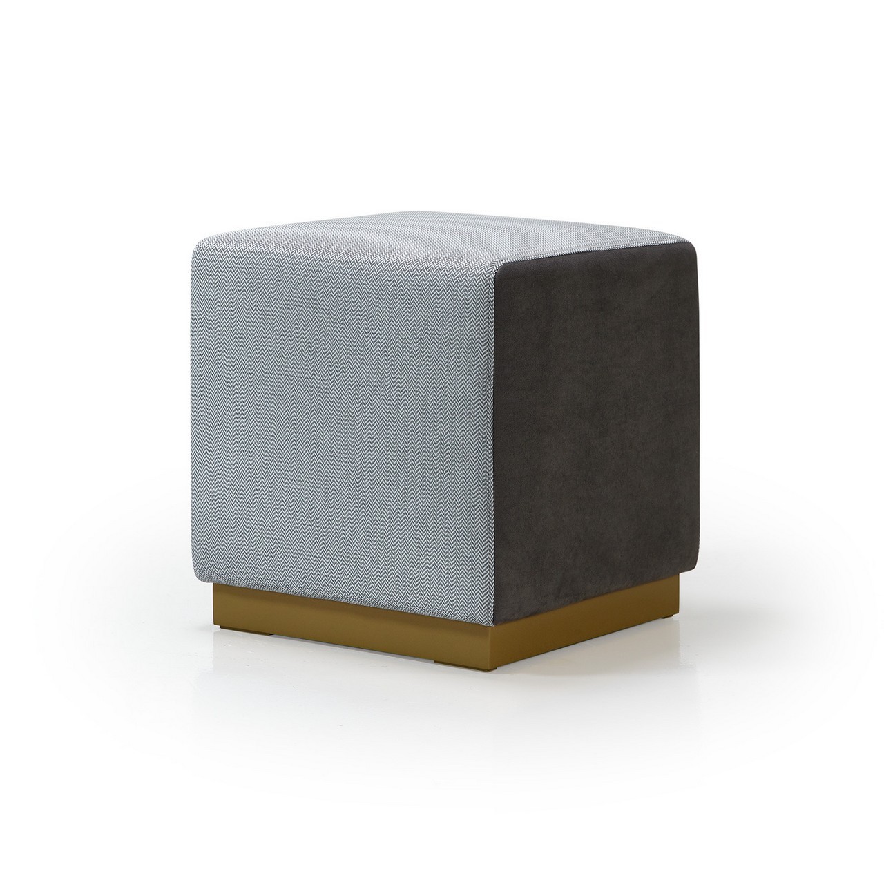 O puff estofado quadrado é versátil pode servir de elemento decorativo ou de assento extra para momentos de descontração.