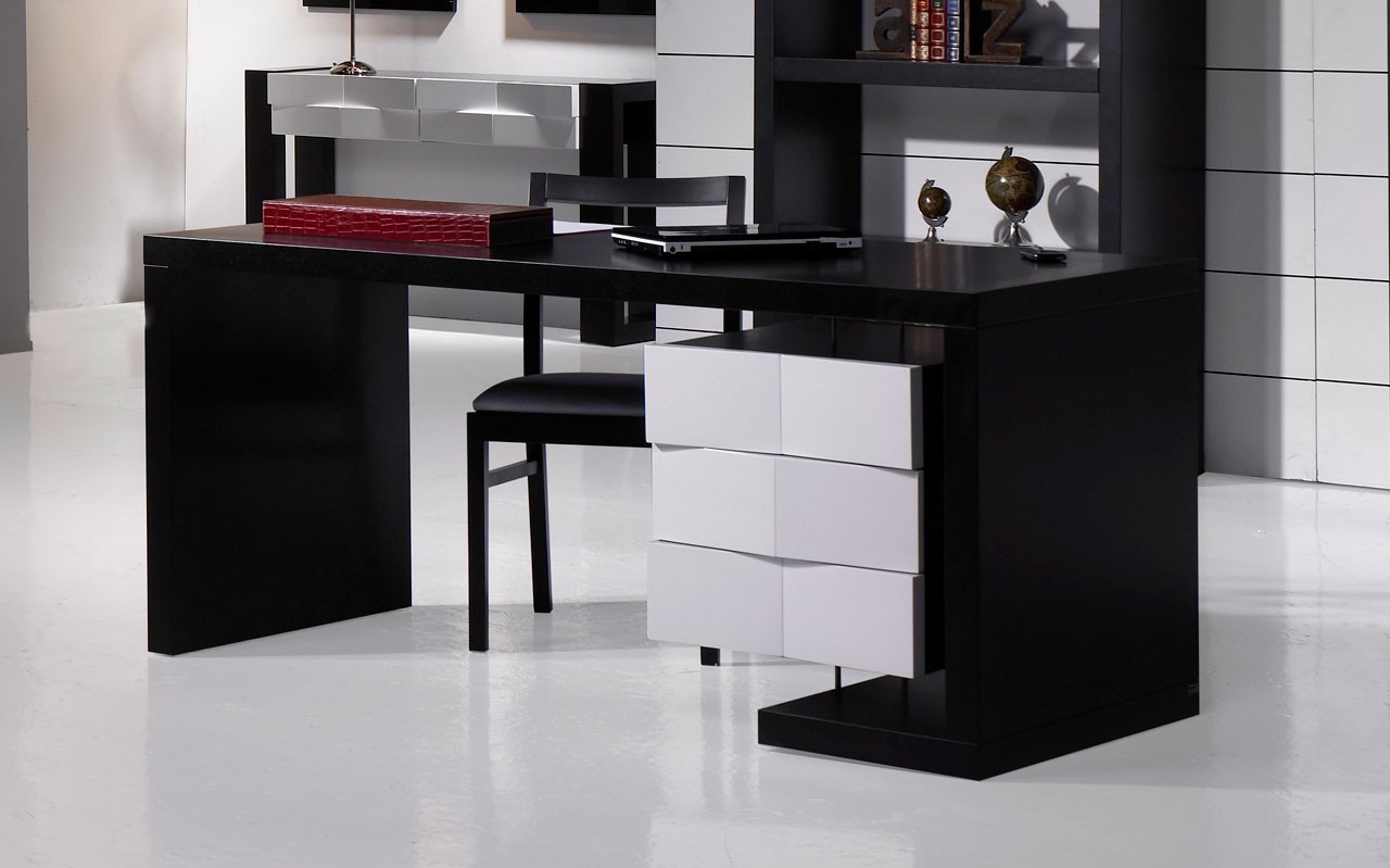A mesa de escritório Coimbra é sinónimo de elegância e modernidade para o seu espaço de trabalho. Esta peça sofisticada combina estilo e utilidade, tornando-se a escolha ideal para qualquer ambiente