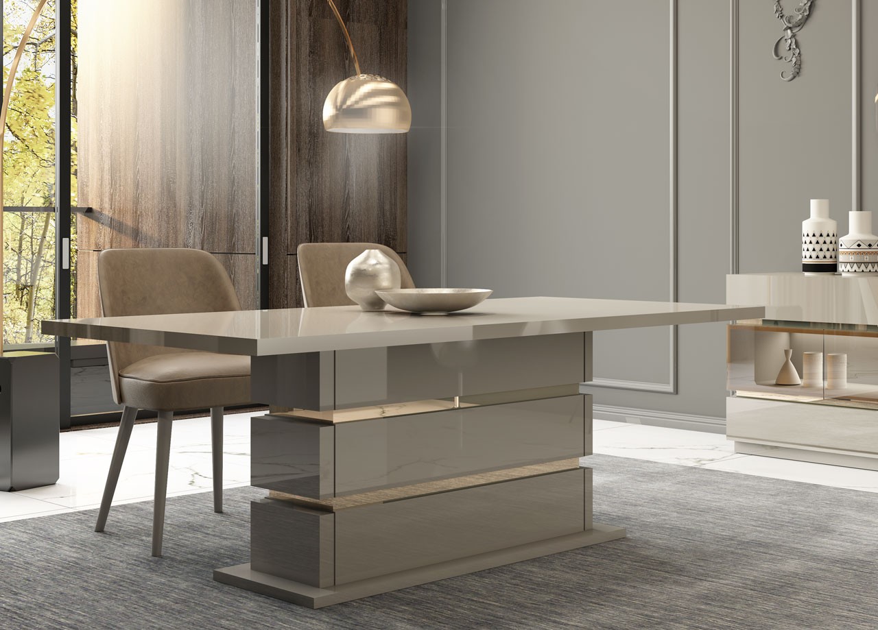 Desfrute das suas refeições com a mesa de jantar Chloe. Seu design moderno e elegante tornará qualquer sala de jantar mais aconchegante e bonita.