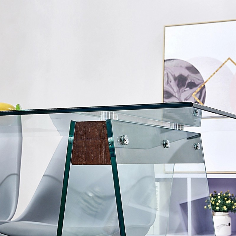 Um design moderno e elegante, a mesa de vidro Selene é a escolha perfeita para completar o seu espaço. Combinando vidro e metal, esta mesa moderna realça qualquer ambiente!