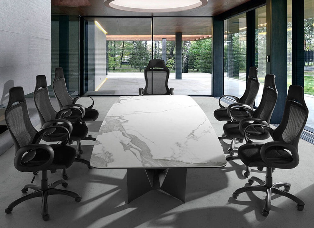 O seu espaço de trabalho precisa de uma atmosfera moderna. Esta cadeira de escritório negra é a solução para otimizar a sua produtividade!