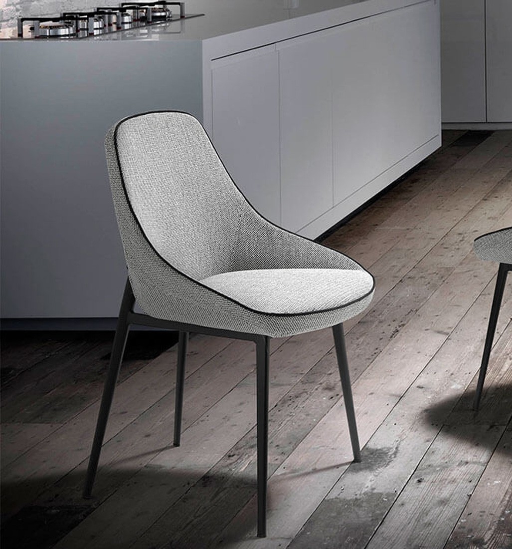 A cadeira Milão é a combinação perfeita entre sofisticação e conforto. A sua modernidade destaca-se na sala, tornando-se num elemento essencial para qualquer espaço.