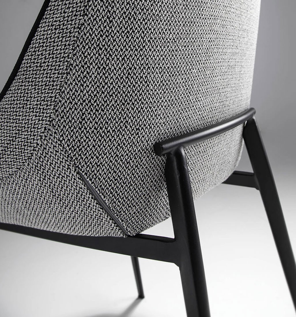 A cadeira é o típico exemplo de design clássico e elegante.