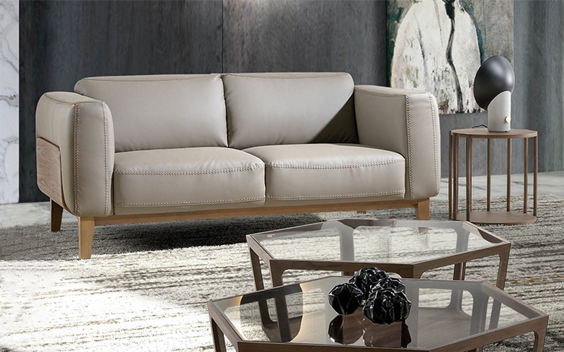 O sofá de 2 lugares Plaza é a escolha certa para trazer conforto e sofisticação ao seu lar. Desfrute de momentos únicos com quem mais ama!