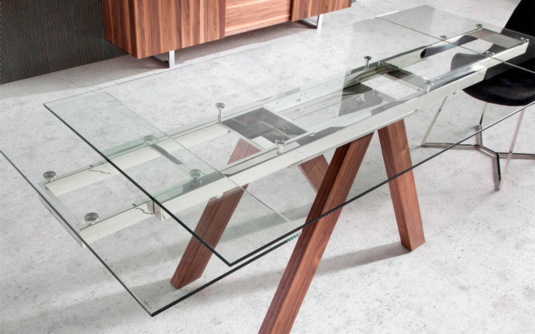A mesa de vidro Cristal Extensível é a escolha perfeita para o seu espaço. Prática e elegante, é ideal para aqueles momentos em família.