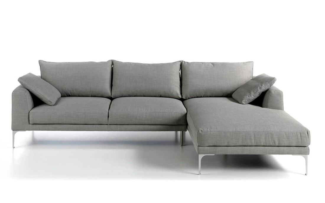 O sofá Marbella é a combinação perfeita de estilo e conforto. O seu design moderno e prático, juntamente com a sua chaise longue, tornam-no o companheiro ideal para momentos relaxantes em casa.
