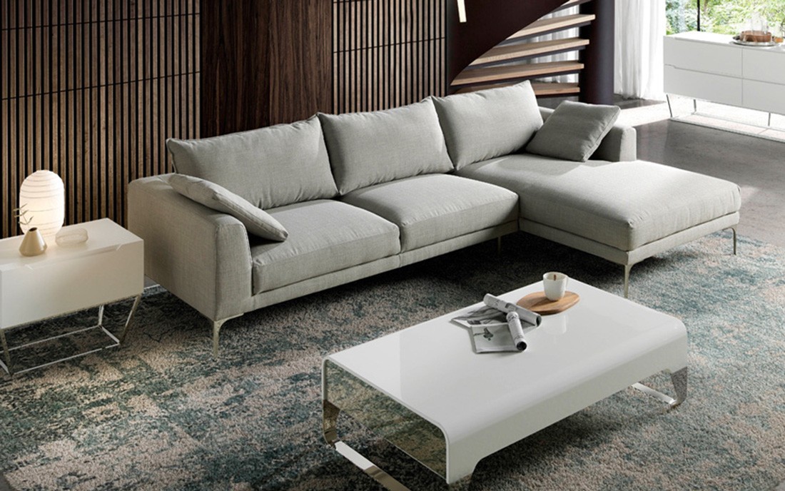 O sofá chaise longue Marbella é a peça perfeita para criar o seu cantinho de descanso e relaxamento. Acolhedor, confortável e com um design moderno para adicionar mais charme à sua sala.