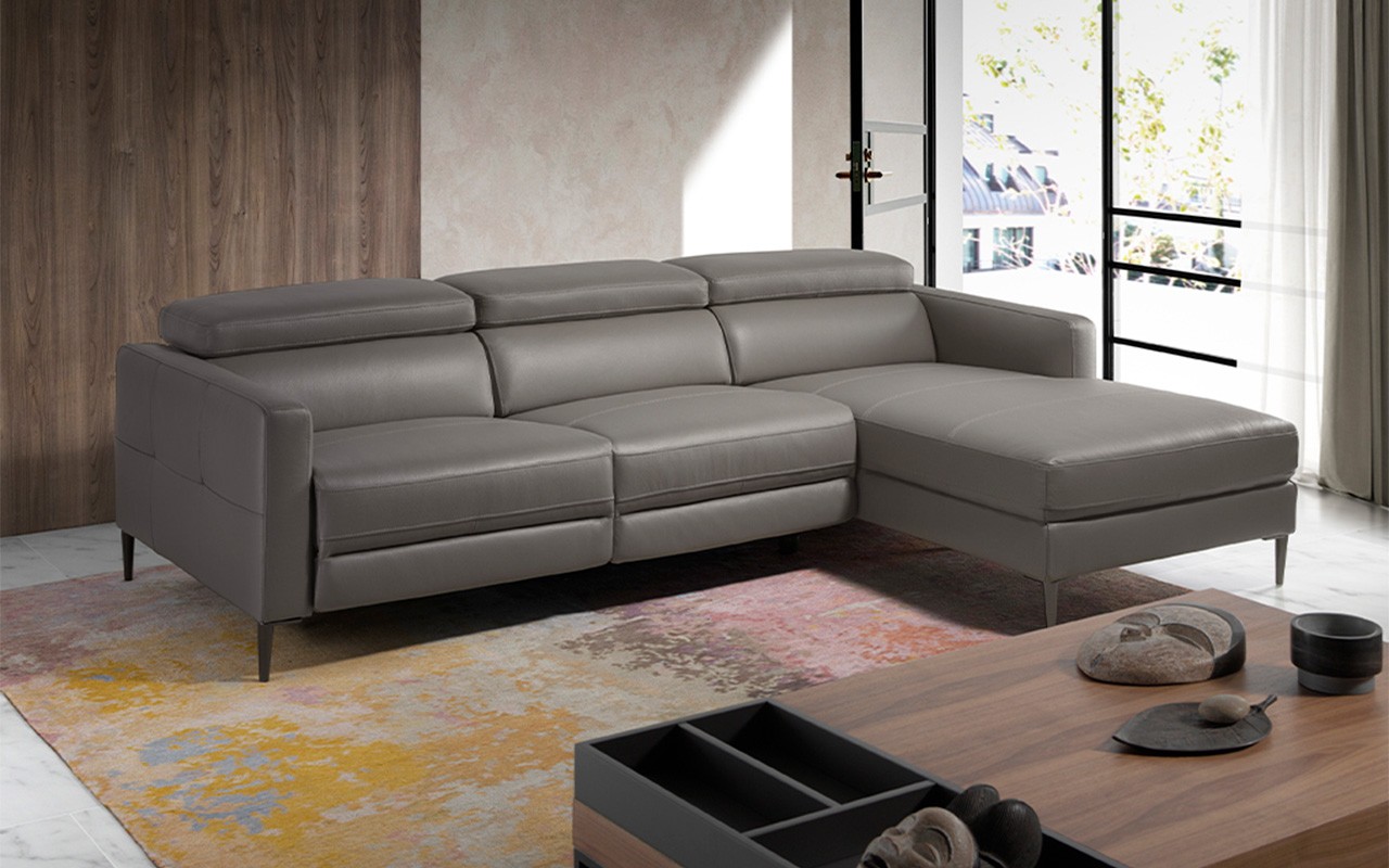 Relaxe e desfrute do sofá chaise Longue Compo, o mais moderno estilo em sofás para tornar a sua sala de estar única.