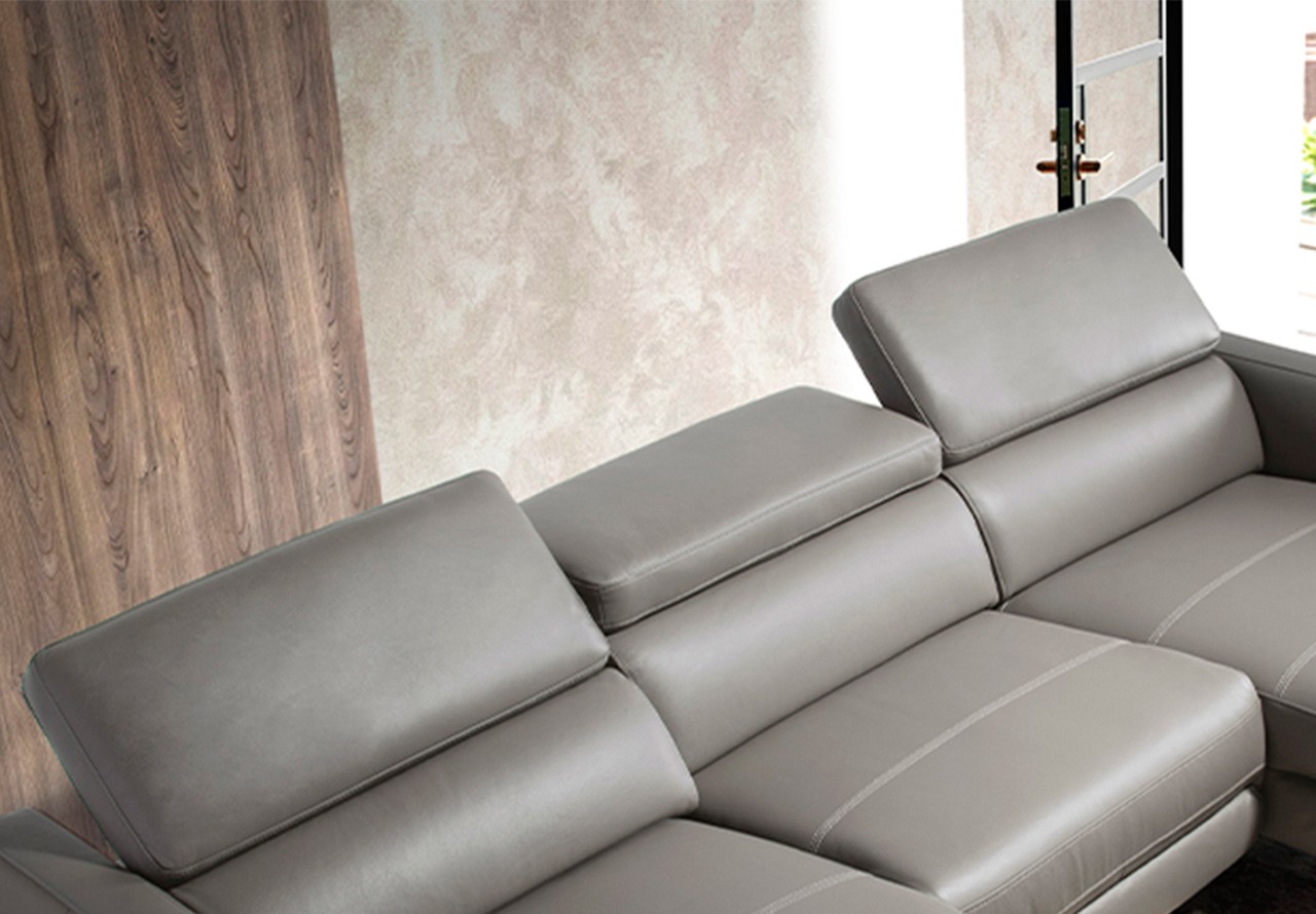O sofá chaise longue Compo é ideal para deixar a sua sala de estar mais moderna e confortável. Seu design inovador e aconchegante vai dar um toque especial à decoração da sua casa.