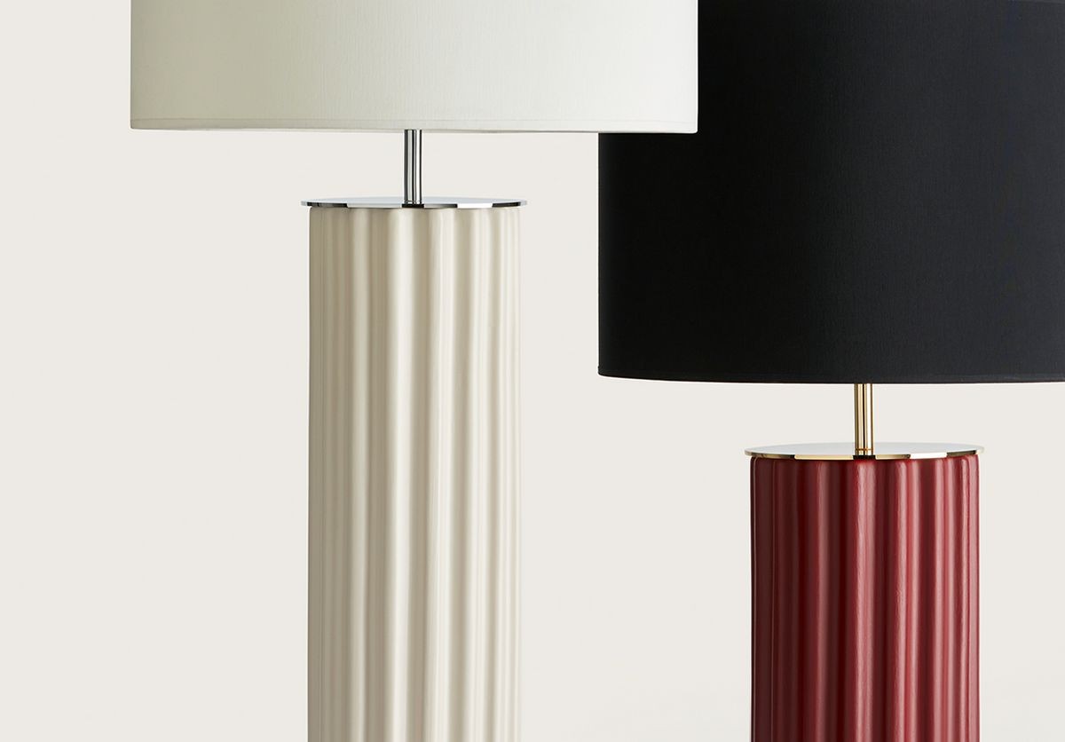 Candeeiro de mesa Sónica com bases caneladas creme e vermelho e abat-jours branco e preto