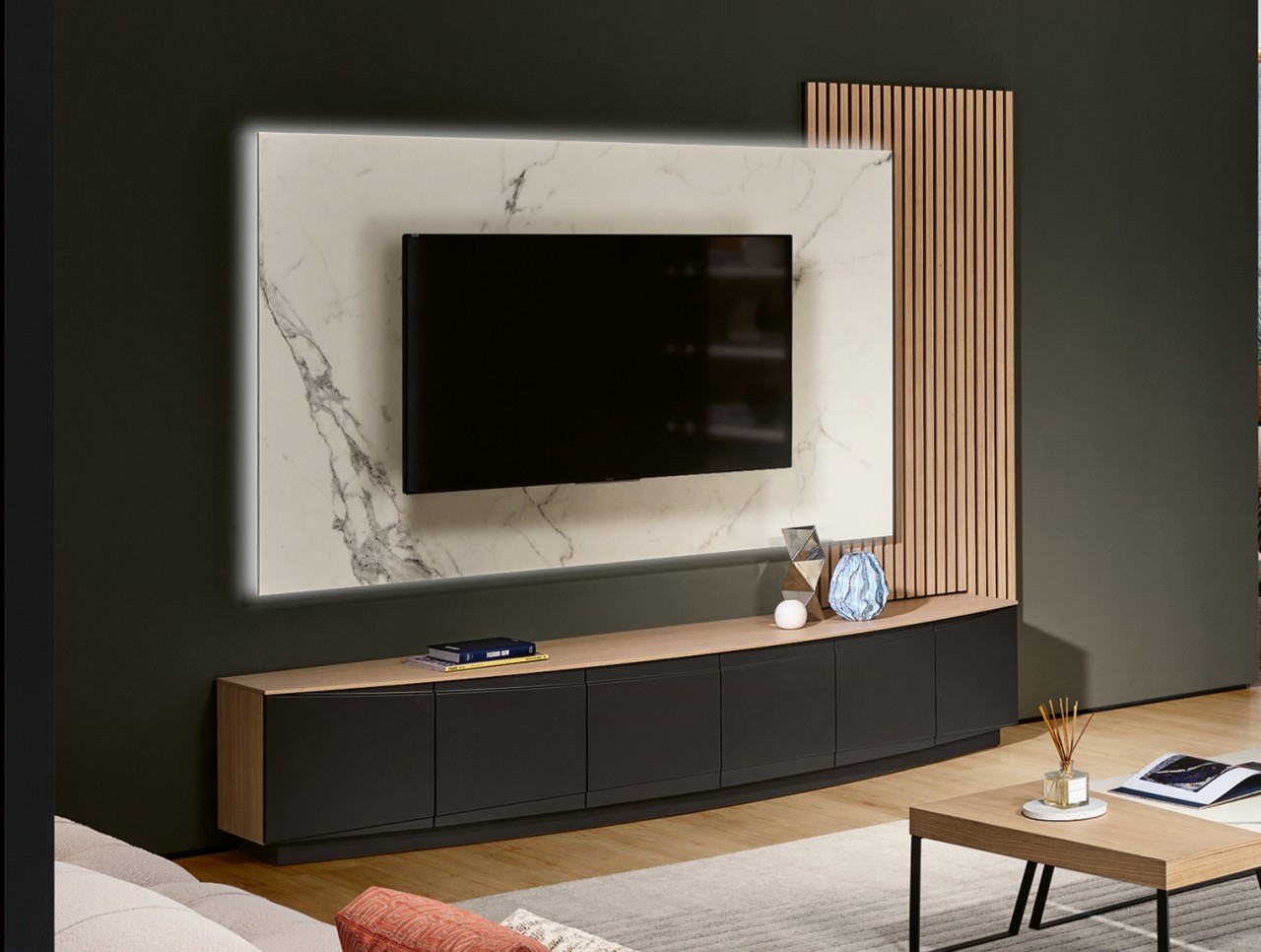 O móvel TV Firenze é a escolha perfeita para quem procura sofisticação e estilo em sua sala de estar. Uma peça que combina qualidade e beleza para tornar o seu lar ainda mais confortável.