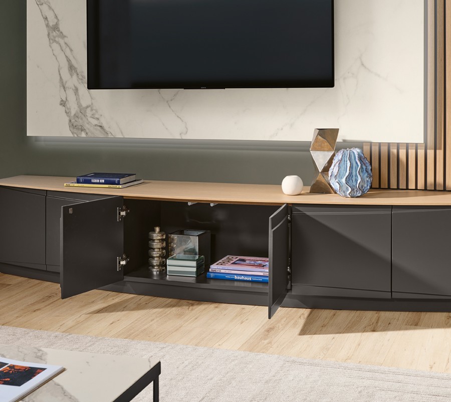 O móvel TV Firenze é a escolha certa para uma sala de estar moderna. Seu design elegante e seu acabamento perfeito farão com que suas sessões de TV se tornem mais confortáveis.