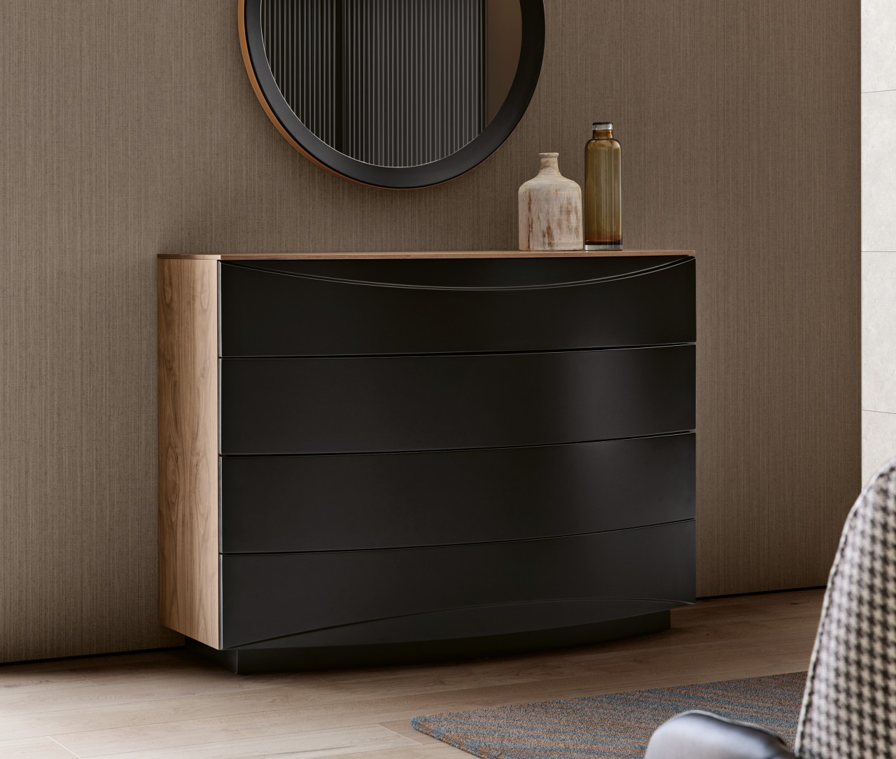 A cómoda Firenze é uma peça clássica de mobiliário, feita com materiais de qualidade e que proporciona um estilo único para o seu lar.